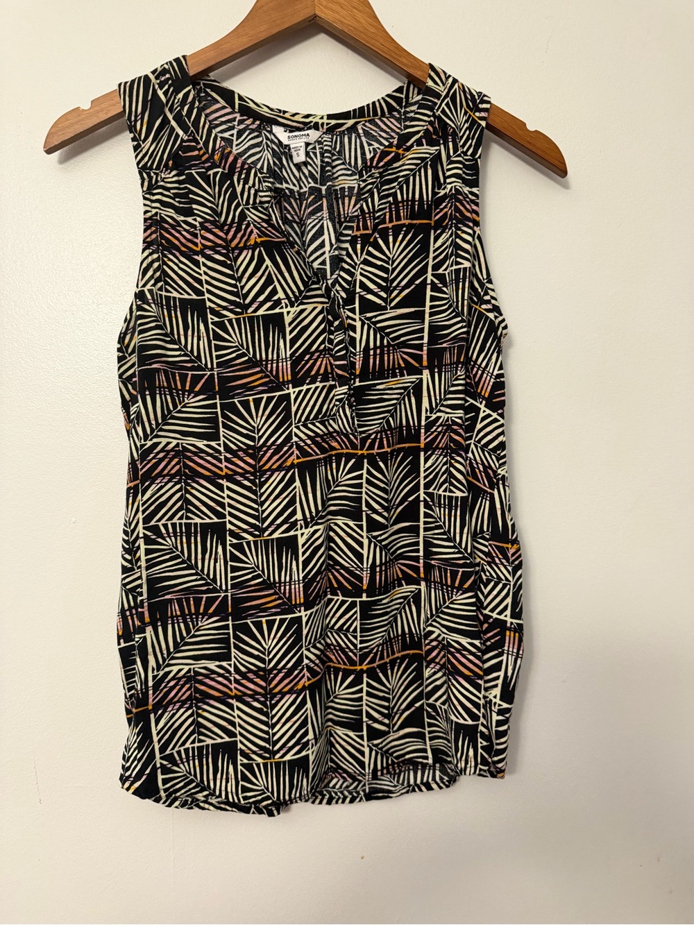 Croft & Barrow Black Geometric Palm-Print Sleeveless Top